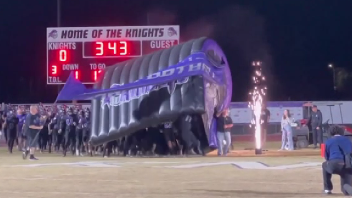 L'ingresso in campo ad effetto questa volta non  riuscito. Gli Arizona College Prep High School Knights, squadra di football di una scuola superiore, sono stati bloccati dal tunnel gonfiabile che non si  aperto regolarmente. Il video  virale sui social