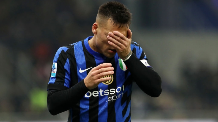 MILAN, ITALY - DECEMBER 06: Lautaro Martinez of FC Internazionale looks dejected after Parma Calcio scores their first goal during the Serie A match between FC Internazionale and Parma at Stadio Giuseppe Meazza on December 06, 2024 in Milan, Italy. (Photo by Marco Luzzani/Getty Images)