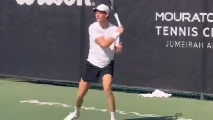 Jannik Sinner procede spedito con la preparazione invernale. Il tennista altoatesino si allena a Dubai