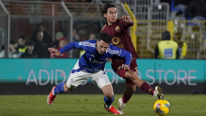 COMO, ITALY - DECEMBER 15:  (L-R) Edoardo Goldaniga of Como 1907 battles for the ball with Paulo Dybala of AS Roma during the Serie A match between Como and AS Roma at Stadio G. Sinigaglia on December 15, 2024 in Como, Italy. (Photo by Pier Marco Tacca/Getty Images)