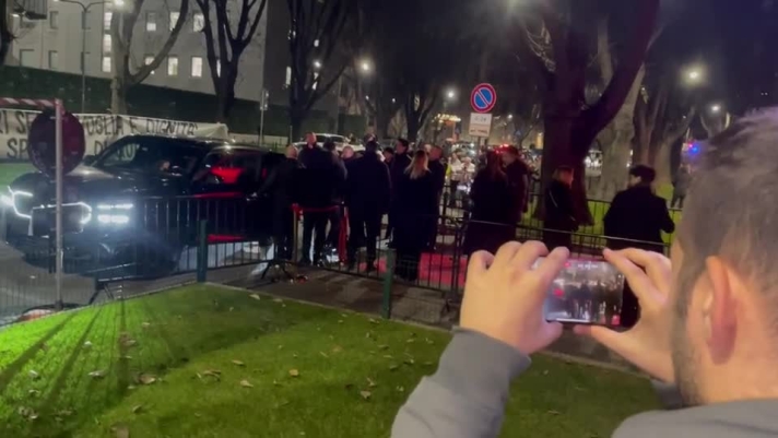 Nessun coro per il tecnico dei rossoneri ospite alla festa per i 125 anni del club.