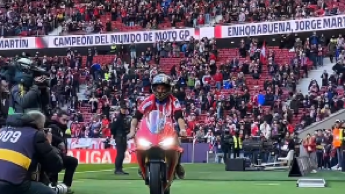 Jorge Martin, campione del Mondo di MotoGp, si presenta ai tifosi dell'Atletico Madrid, con la sua moto direttamente dentro il Wanda Metropolitano