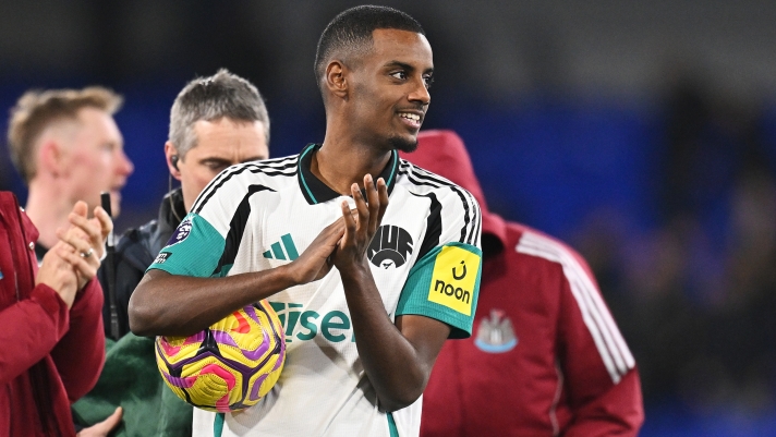 IPSWICH, ENGLAND - DECEMBER 21: Alexander Isak of Newcastle United celebrates with the match ball after scoring a hat-trick after the Premier League match between Ipswich Town FC and Newcastle United FC at Portman Road on December 21, 2024 in Ipswich, England. (Photo by Michael Regan/Getty Images)