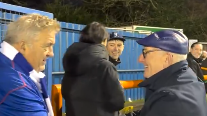 Li ha attesi all'uscita dello stadio per ringraziarli individualmente. Il motivo? Avere seguito l'Oldham in trasferta e dimostrato attaccamento. A compiere questo bellissimo gesto è il presidente della squadra che milita nella quinta divisione inglese (X/@OfficialOAFC)