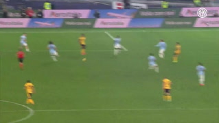 Nicol Barella segna un gol strepitoso nel 6-0 dell'Inter contro la Lazio.