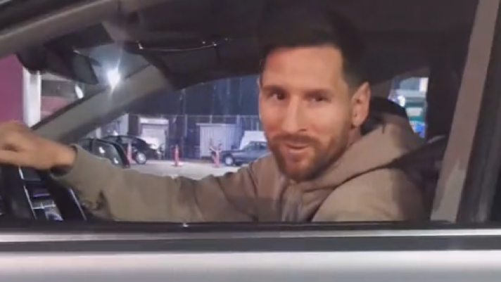 Sui social è diventato virale nelle ultime ore un video di un tifoso argentino che si ritrova accanto Leo Messi. Il giovane si emoziona al saluto del campione dell'Inter Miami (TikTok/nahuelvalentin2)