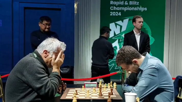 Durante un torneo mondiale, il campione di scacchi ucraino Vassily Ivanchuk  stato sconfitto dallo statunitense Daniel Naroditsky. L'ucraino ha esaurito il tempo a sua disposizione: quando se ne ha accorto si  disperato, portandosi le mani al volto e singhiozzando. L'avversario quasi impietosito ha difficolt nel dare scacco al re ma dopo qualche secondo di esitazione vince la partita e va via. Il campione ucraino rimane l da solo, con un giudice di gara che si avvicina per consolarlo