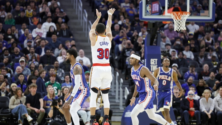 epa11803084 Golden State Warriors guard Stephen Curry shoots a three pointer against Philadelphia 76ers guard Ricky Council IV during the second half of an NBA game in San Francisco, California, USA, 02 January 2025.  EPA/JOHN G. MABANGLO SHUTTERSTOCK OUT