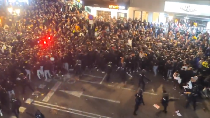 Momenti di forte tensione prima della sfida tra Valencia e Real Madrid. I sostenitori andalusi hanno protestato contro il presidente Peter Lim fino a che la polizia non ha iniziato a caricare i manifestanti (X/SinAtadurasPM)