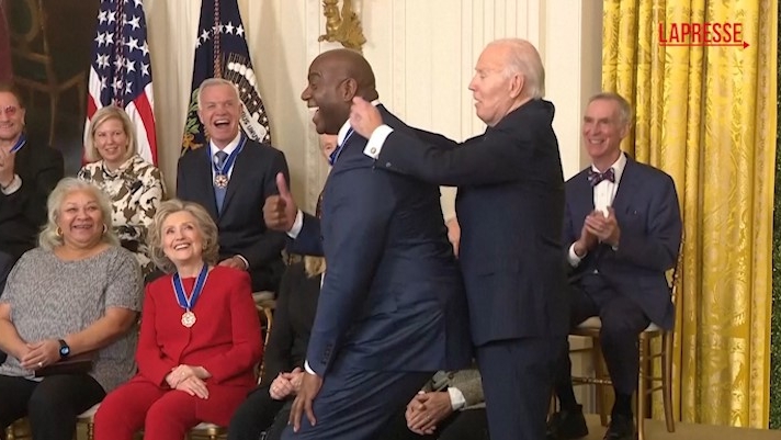 (LaPresse) Earvin Johnson Jr., meglio noto come Magic Johnson, ha ricevuto la Medal of Freedom da Joe Biden. L'ex campione di basket Nba si  reso protagonista di un simpatico siparietto al momento della consegna della Medaglia della Libert: si  abbassato in squat per far s che il capo dello Stato potesse mettergli l'onorificenza al collo. Il gesto ha suscitato le risate e gli applausi dei presenti e delle altre 18 persone che sono state premiate da Biden come Bono Vox e Hillary Clinton.