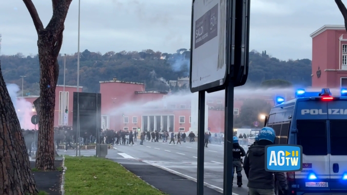 Clima di tensione all'Olimpico dove  atteso per questa sera il match pi a rischio della stagione, il derby Roma-Lazio. La partita inizier solo alle 20:45 ma i tifosi si sono radunati fuori dallo stadio sin dal mattino. Nel pomeriggio i primi idranti usati dalle forze dell'ordine contro i tifosi della Roma, radunati come da tradizione sotto l'obelisco.