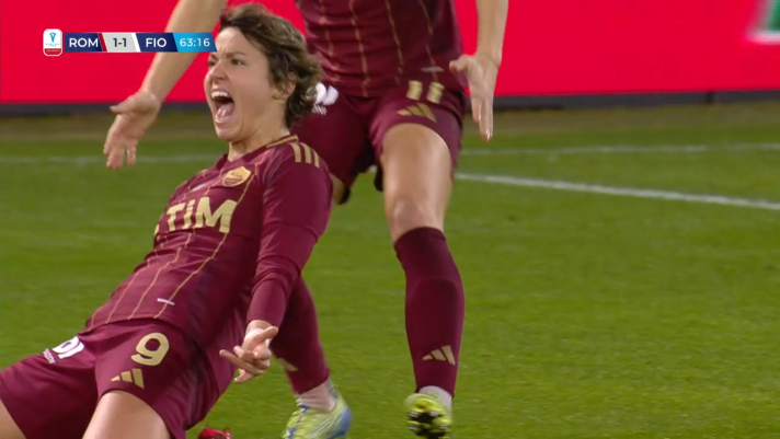 Valentina Giacinti esulta per il suo gol nella vittoria per 3-1 della Roma sulla Fiorentina nella Supercoppa femminile del 6 gennaio 2025.