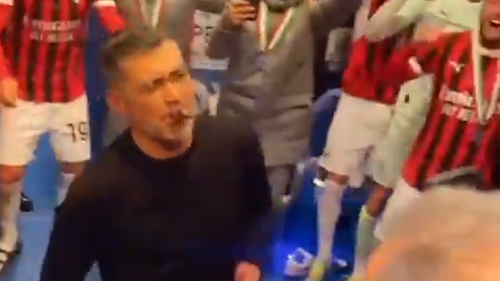 Dopo aver battuto 3-2 in rimonta lInter nella finale della Supercoppa italiana, Sergio Concei?ao ha festeggiato ballando cos e fumando il sigaro.