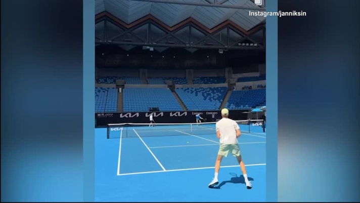 Il tennista italiano prosegue la preparazione in vista dell'esordio agli Australian Open. Prima, però, c'è l'esibizione contro Tsitsipas.