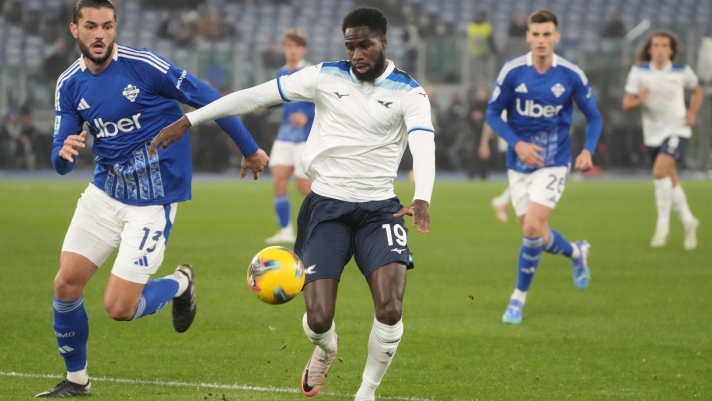 Lazio's Boulaye Dia, centre, and Como's Alberto Dossena, left, challenge for the ball during the Italian Serie A soccer match between Lazio and Como at Rome's Olympic stadium, Friday, Jan. 10, 2025. (AP Photo/Gregorio Borgia)