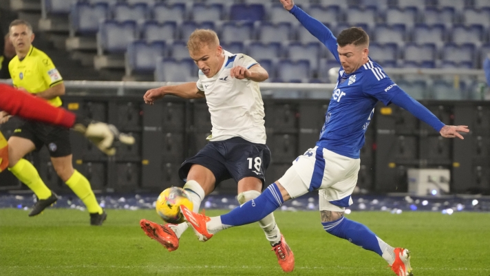 Lazio's Gustav Isaksen, centre, and Como's Alberto Moreno challenge for the ball during the Italian Serie A soccer match between Lazio and Como at Rome's Olympic stadium, Friday, Jan. 10, 2025. (AP Photo/Gregorio Borgia)    Associated Press / LaPresse Only italy and spain