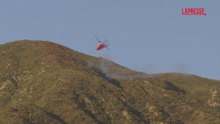 (LaPresse) I velivoli impegnati nello spegnimento degli incendi che da giorni stanno bruciando alcune zone di Los Angeles, oltre all'acqua stanno versando ritardanti di fiamma: la polvere rosa?viene sganciata dagli aerei dei soccorritori sul terreno?nel tentativo di fermare i roghi. I vigili del fuoco hanno dichiarato che i ritardanti di fiamma sono indispensabili?quando l'incendio?si spinge in zone difficili da raggiungere per gli operatori impegnati a terra.?La miscela rosa  composta da prodotti di spegnimento come acqua, fertilizzante a base di fosfato di ammonio e ossido di ferro, che viene aggiunto per rendere visibile il ritardante.