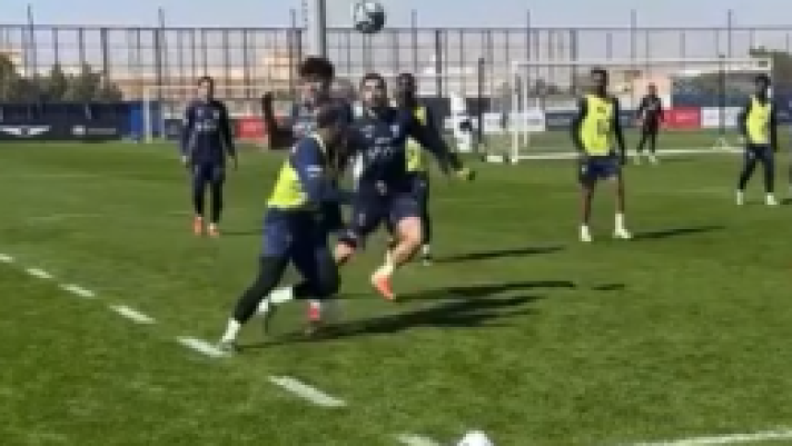 Nemmeno un asfissiante pressing ferma Neymar. Il brasiliano dell'Al-Hilal supera con deliziosa bicicletta il compagno in allenamento. (Instagram/neymar)