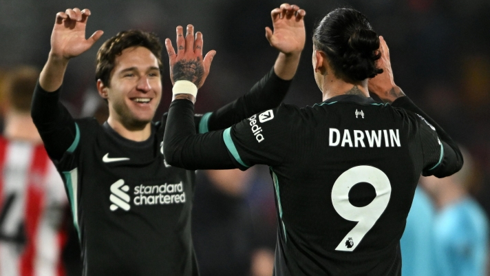 Darwin Nunez celebra con Federico Chiesa la vittoria per 2-0 del Liverpool sul campo del Brentford nella sfida di Premier League del 18 gennaio.