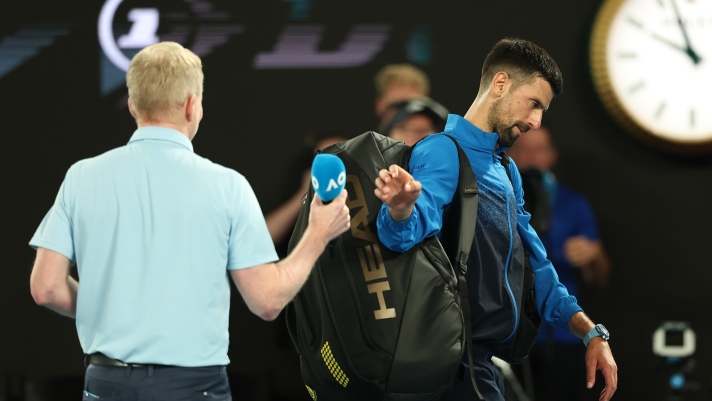 Novak Djokovic lascia il campo dopo aver battuto Lehecka al quarto turno dell'Australian Open 2025