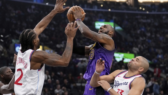 Kawhi Leonard e LeBron James nel derby di Los Angeles vinto dai Clippers