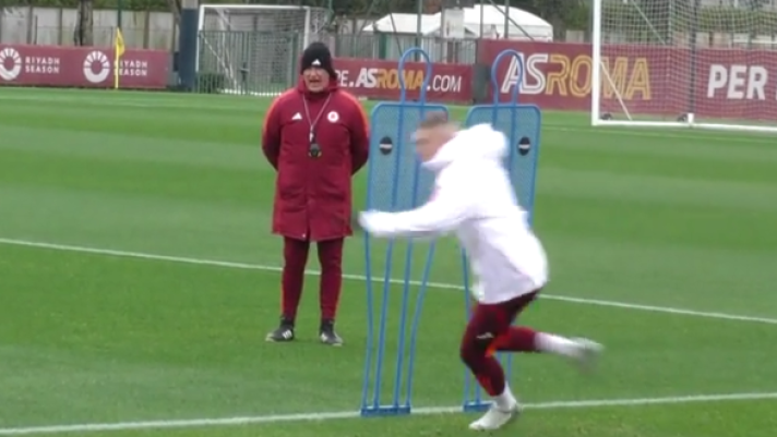 Claudio Ranieri durante un allenamento con la Roma