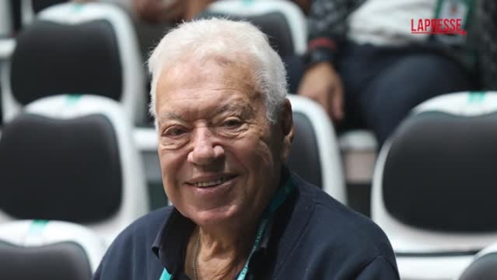 (LaPresse) Nicola Pietrangeli esalta Jannik Sinner, che domenica 26 gennaio giocher la finale degli Australian Open a Melbourne. "Sinner in finale contro Zverev? Io lo vedo vincente, questo ragazzo non lo battono. Pu giocar male lui, ma per battere Sinner oggi ci vogliono due Djokovic", ha detto a?LaPresse?l'ex tennista. "Ormai non ha pi un punto debole,  sempre perfetto. Ha la bravura e la fortuna del campione che nel momento buono tira fuori dal cilindro il colpo fantastico", ha aggiunto. "E' un piacere vederlo giocare,  quasi noioso da quanto  bravo". A proposito del successo contro Ben Shelton in semifinale ha affermato:?"E'?stata la solita passeggiata. Sta bene ed  in fiducia, adesso fa davvero paura a tutti".?