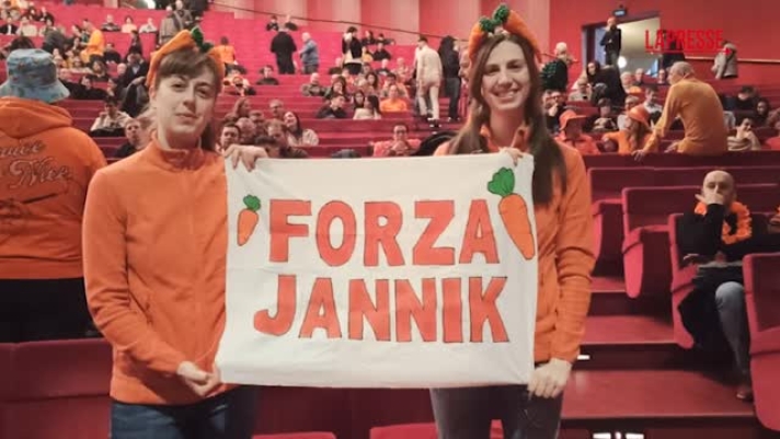 (LaPresse) A Torino la passione per Jannik Sinner si trasferisce al Teatro. Al "Regio" infatti il popolo del numero 1 al mondo si  trasferito domenica mattina?in massa per assistere alla proiezione della finale degli Australian Open contro il tedesco Zverev. A organizzare l'evento i Carota Boys, i tifosi pi accesi dell'altoatesino. "Questo tempio della lirica, lo abbiamo fatto diventare un tempio del tennis", dicono i Carota Boys.?