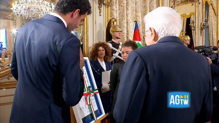 Le stelle del tennis italiano Matteo Berrettini e Jasmine Paolini hanno consegnato questa mattina al Quirinale un quadro al Presidente della Repubblica Mattarella. L'occasione  l'incontro che i  tenuto al Colle con i vincitori del BJK Cup e della Coppa Davis