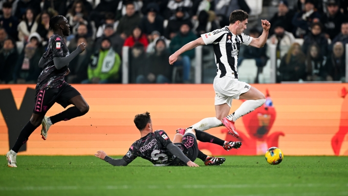 TURIN, ITALY - FEBRUARY 26: Dusan Vlahovic of Juventus is challenged by Liam Henderson of Empoli during the Coppa Italia Quarter Final match between Juventus and Empoli at Allianz Stadium on February 26, 2025 in Turin, Italy. (Photo by Daniele Badolato - Juventus FC/Juventus FC via Getty Images)