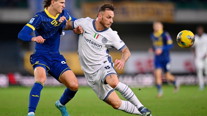 VERONA, ITALY - NOVEMBER 23: Marko Arnautovic of FC Internazionale is challenged by Daniele Ghilardi of Verona during the Serie A match between Verona and FC Internazionale at Stadio Marcantonio Bentegodi on November 23, 2024 in Verona, Italy. (Photo by Alessandro Sabattini/Getty Images)