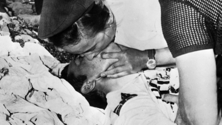 Picture taken on July 13, 1967 shows British cyclist Tom Simpson getting first aid by a nurse after he fainted in the Mont-Ventoux climb during the 13th stage of the 54th edition of the Tour de France cyling race between Marseille and Carpentras. The 29-year-old cyclist died. (Photo by AFP)