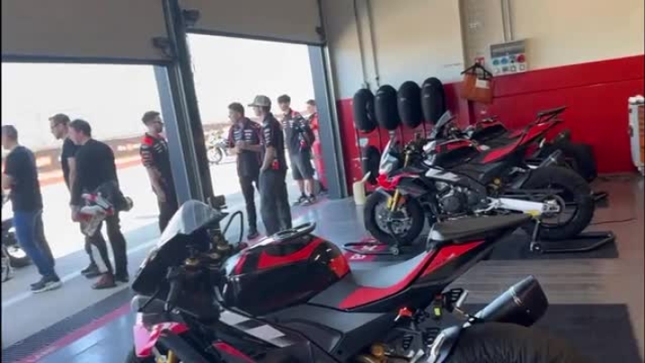 il campione del mondo motogp in sella all'aprilia rs660 Factory 2025 che userà nella all stars race