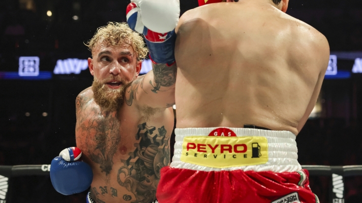 Jake Paul, left, punches Julio Cesar Chavez Jr. during their cruiserweight boxing match on Saturday, June 28, 2025, in Anaheim, Calif. (AP Photo/Etienne Laurent)
Associated Press/LaPresse