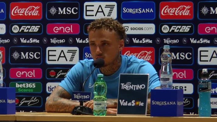 Il centrocampista scherza su Conte.