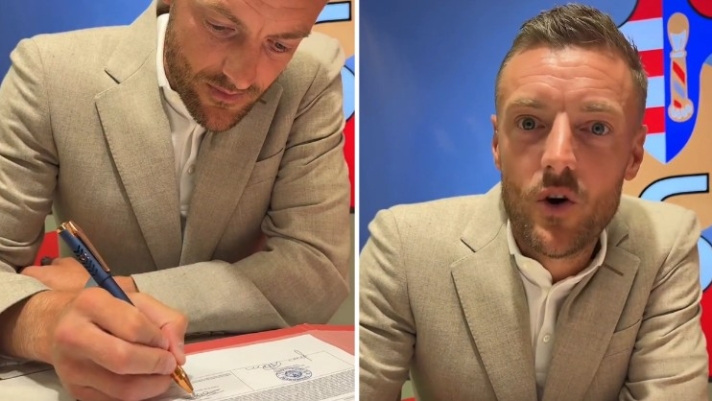 Jamie Vardy signing contract with Cremonese, shaking hands with club officials.