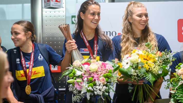 Gaia Giovannini , Capitana Anna Danesi e Sara Fahr della Nazionale italiana di Pallavolo Femminile allâaeroporto di Malpensa di ritorno dai Mondiali vinti in Thailandia - Milano, 08 Settembre 2025 (Foto Claudio Furlan/Lapresse) Italian women's volleyball team at Malpensa airport returning from the World Championships won in Thailand - Milan, 8 September 2025 (Photo Claudio Furlan/Lapresse)