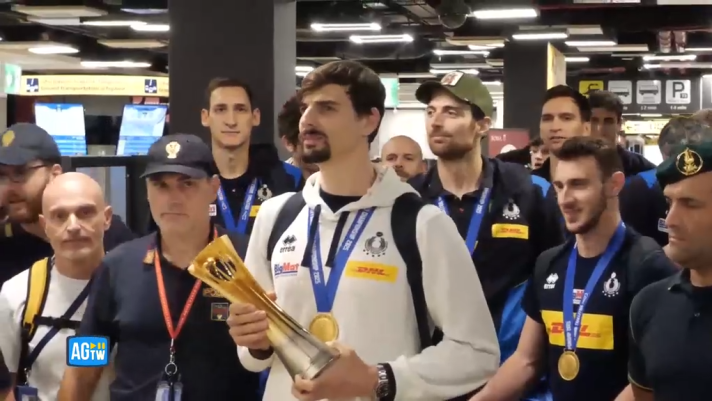 Видео: Возвращение итальянской сборной по волейболу домой! Джаннелли выходит с кубком, болельщики в восторге.