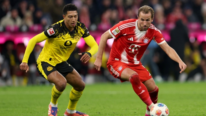 Harry Kane of Bayern Munich runs with the ball whilst under pressure from Jobe Bellingham of Borussia Dortmund during the Bundesliga match between FC Bayern MÃ¼nchen and Borussia Dortmund at Allianz Arena on October 18, 2025 in Munich, Germany. (Photo by Adam Pretty/Getty Images)