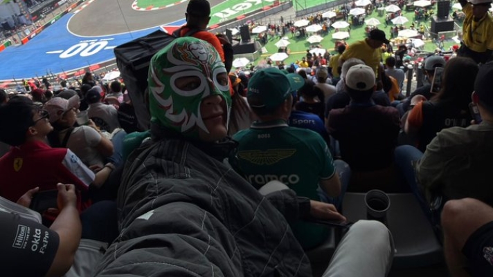 va in tribuna mascherato per le FP1 a Città del Messico