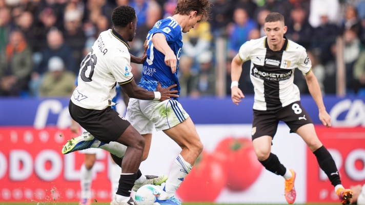 ComoÕs Nicolas Paz fights for the ball with Parma's Lamine Mandela Keita during the Serie A soccer match between Parma and Como at Ennio Tardini Stadium in Parma, North Italy, Saturday, October 25, 2025. Sport, Soccer (Photo by Massimo Paolone/LaPresse)