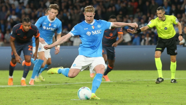Napoli's Belgian midfielder #11 Kevin De Bruyne kicks and scores a penalty during the Italian Serie A football match between Napoli and Inter Milan at the Diego Armando Maradona stadium in Naples on October 25, 2025. (Photo by Carlo Hermann / AFP)