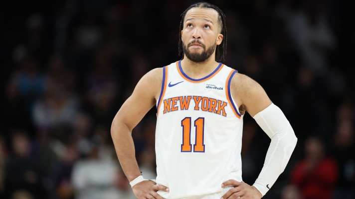 PHOENIX, ARIZONA - JANUARY 09: Jalen Brunson #11 of the New York Knicks reacts during the final moments of the NBA game against the Phoenix Suns at Mortgage Matchup Center on January 09, 2026 in Phoenix, Arizona. The Suns defeated the Knicks 112-107. NOTE TO USER: User expressly acknowledges and agrees that, by downloading and or using this photograph, user is consenting to the terms and conditions of the Getty Images License Agreement.   Christian Petersen/Getty Images/AFP (Photo by Christian Petersen / GETTY IMAGES NORTH AMERICA / Getty Images via AFP)