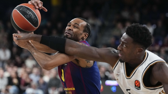 epa12665607 Barcelona's Kevin Punter (L) in action against Dubai's Abass during a Euroleague basketball match between Barcelona and Dubai Basketball in Barcelona, Spain, 20 January 2026.  EPA/Enric Fontcuberta