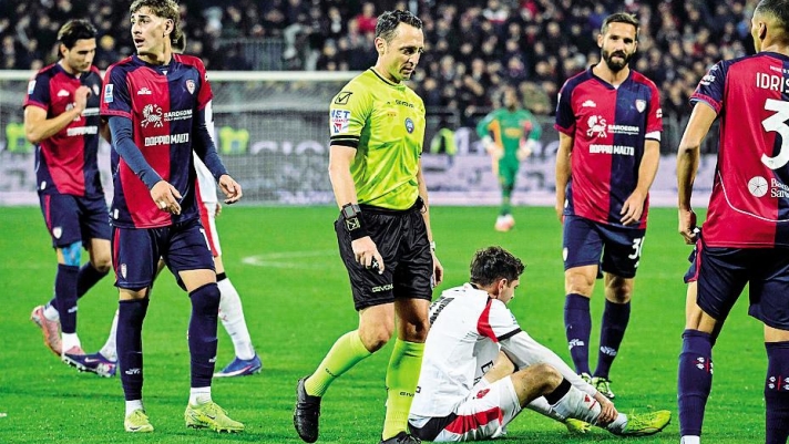 Tempo effettivo e fuorigioco, è ora di cambiare. Nel 2026 abbiamo ancora gli arbitri col taccuino...