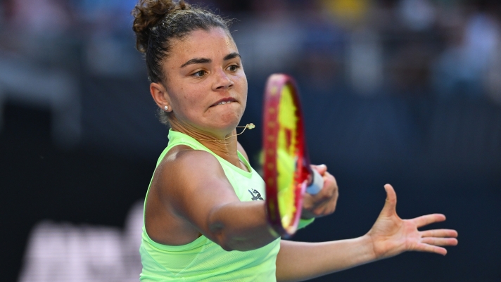 MELBOURNE, AUSTRALIA - JANUARY 23: Jasmine Paolini of Italy plays a forehand against Iva Jovic of the United States in the Women's Singles Third Round during day six of the 2026 Australian Open at Melbourne Park on January 23, 2026 in Melbourne, Australia. (Photo by Quinn Rooney/Getty Images)