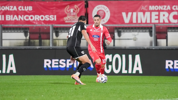 Ales Mateju dello Spezia Calcio e Gianluca Caprari del AC Monza durante la partita tra AC Monza e Spezia Calcio del Campionato italiano di calcio Serie BKT 2025/2026 , Domenica 2 Novemnre 2025,  Sport - calcio ( Photo by Alessio Morgese / LaPresse)