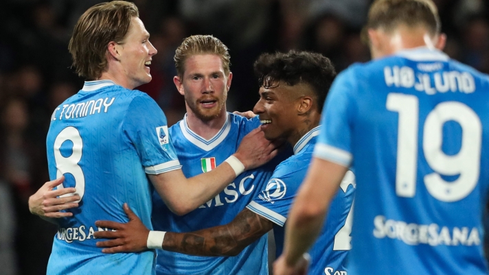 Napoli's Belgian midfielder #11 Kevin De Bruyne (2nd L) celebrates with teammates after scoring his team third goal during the Italian Serie A football between match SSC Napoli and US Cremonese at the Diego Armando Maradona Stadium in Napoli, on April 24, 2026. (Photo by CARLO HERMANN / AFP)