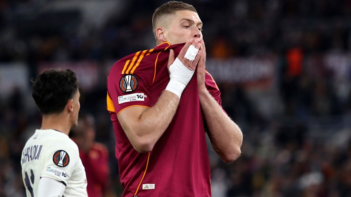  Artem Dovbyk of AS Roma reacts after missing a penalty during the UEFA Europa League 2025/26 League Phase MD2 match between AS Roma and LOSC Lille at Stadio Olimpico on October 02, 2025 in Rome, Italy. (Photo by Paolo Bruno/Getty Images)