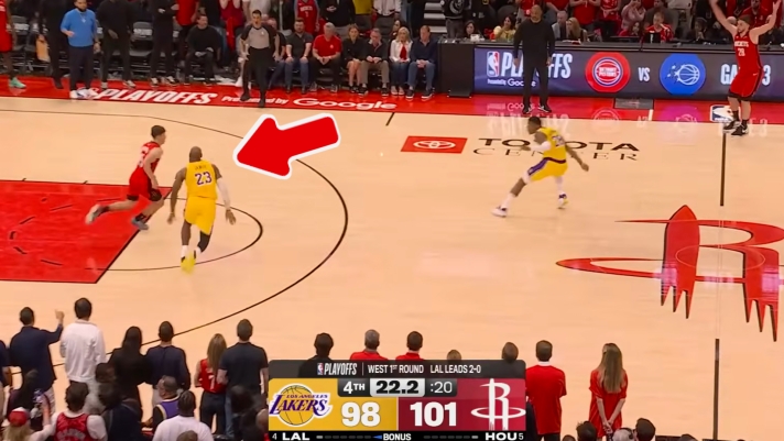 LeBron James segna il tiro da tre punti del pareggio nella sfida di gara-3 tra Houston Rockets e Los Angeles Lakers dei Playoff Nba del 25 aprile 2026.